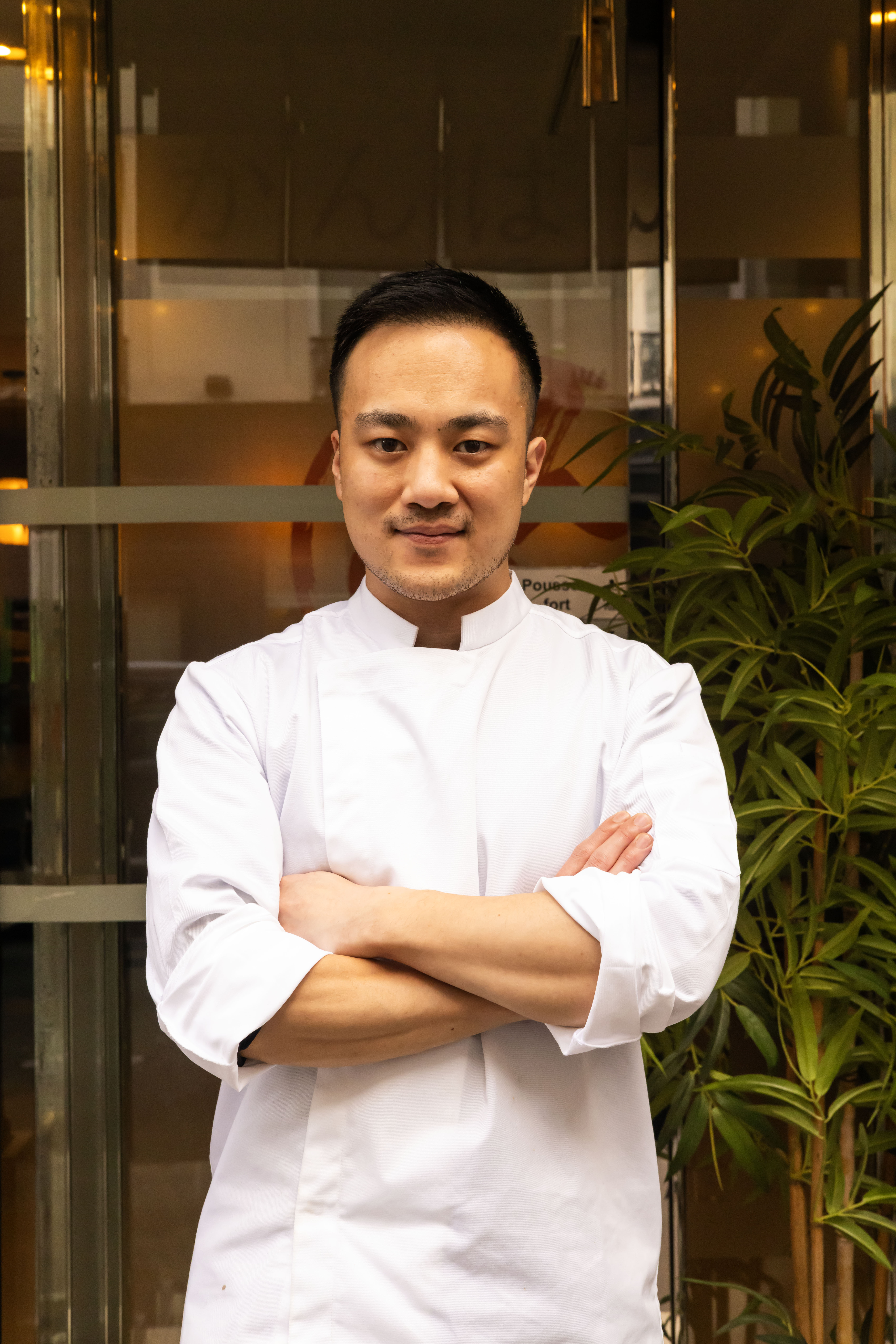 Le chef sushi de Kanpai Paris devant le restaurant