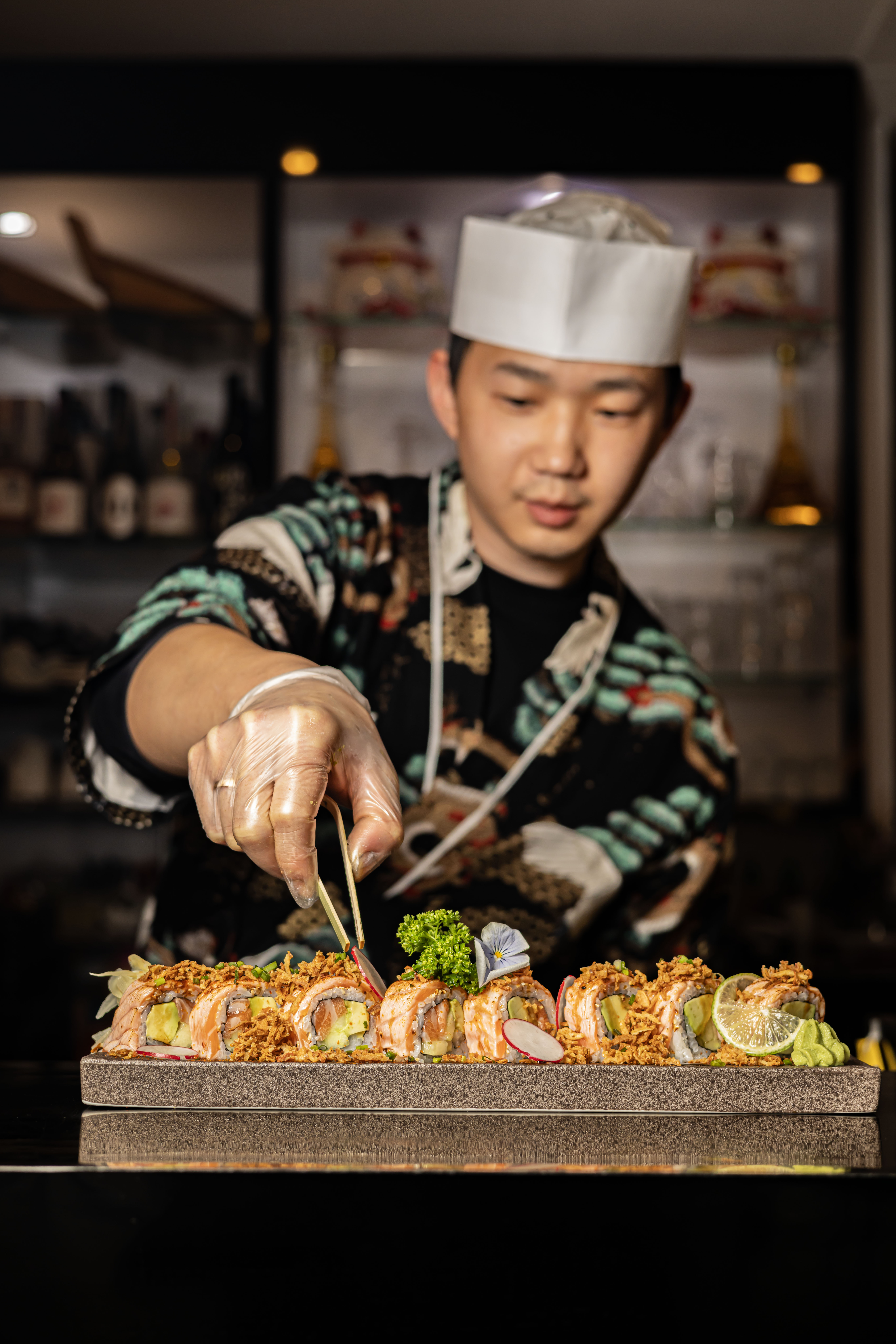 Le chef dresse un plateau de sushis