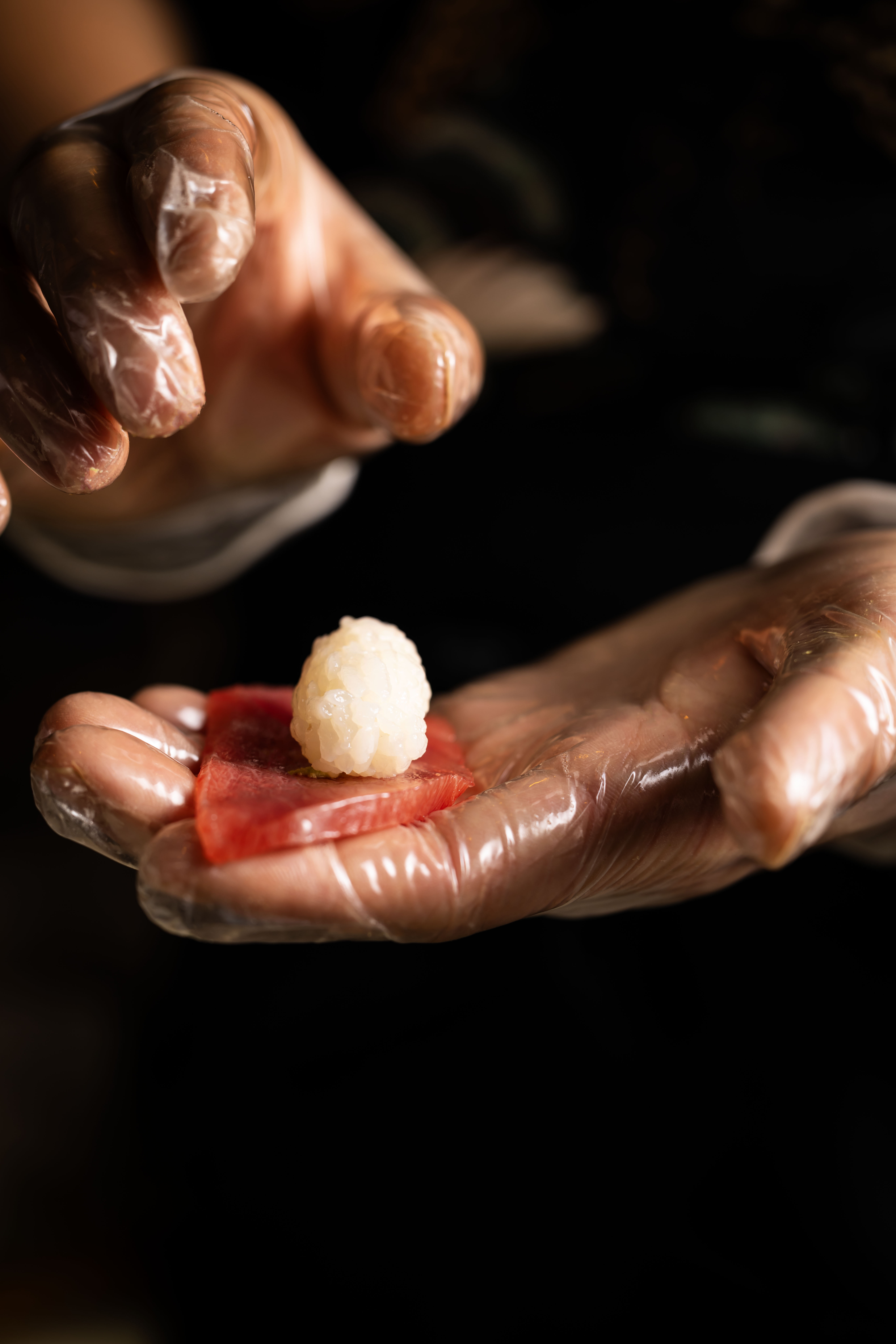 Façonnage d'un nigiri au thon à la main