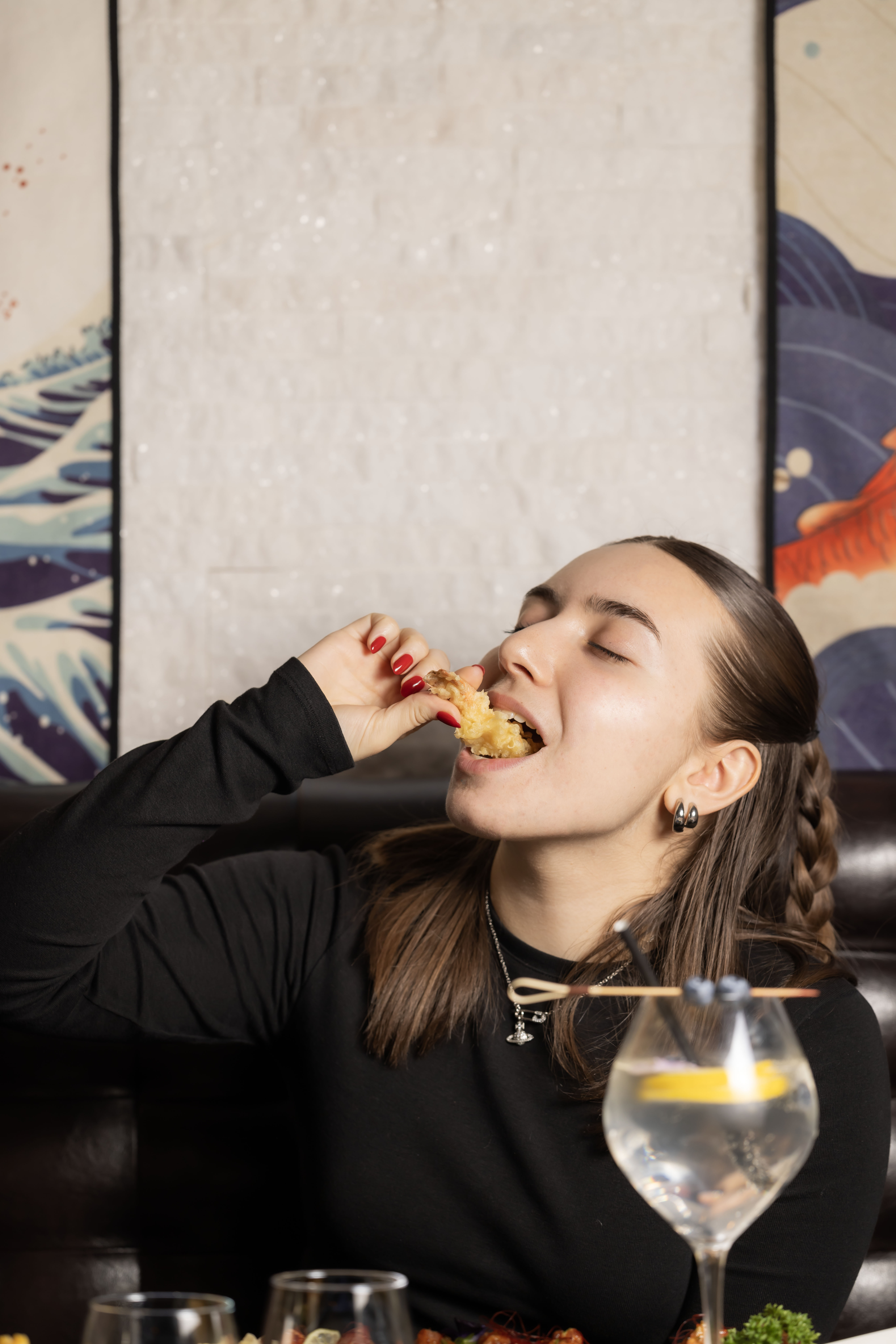 Cliente dégustant un nigiri chez Kanpai
