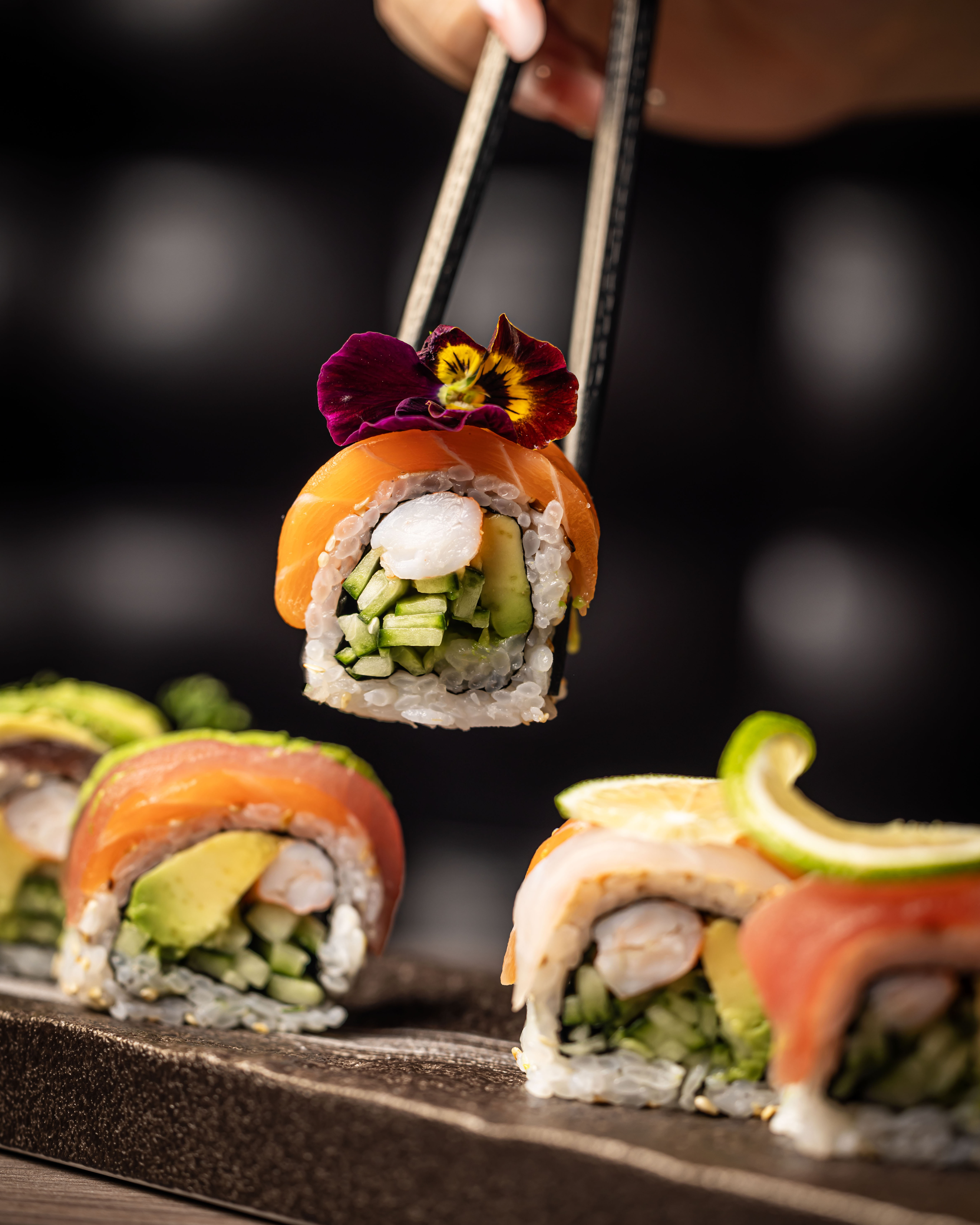 Maki signature au saumon et avocat, Kanpai Paris