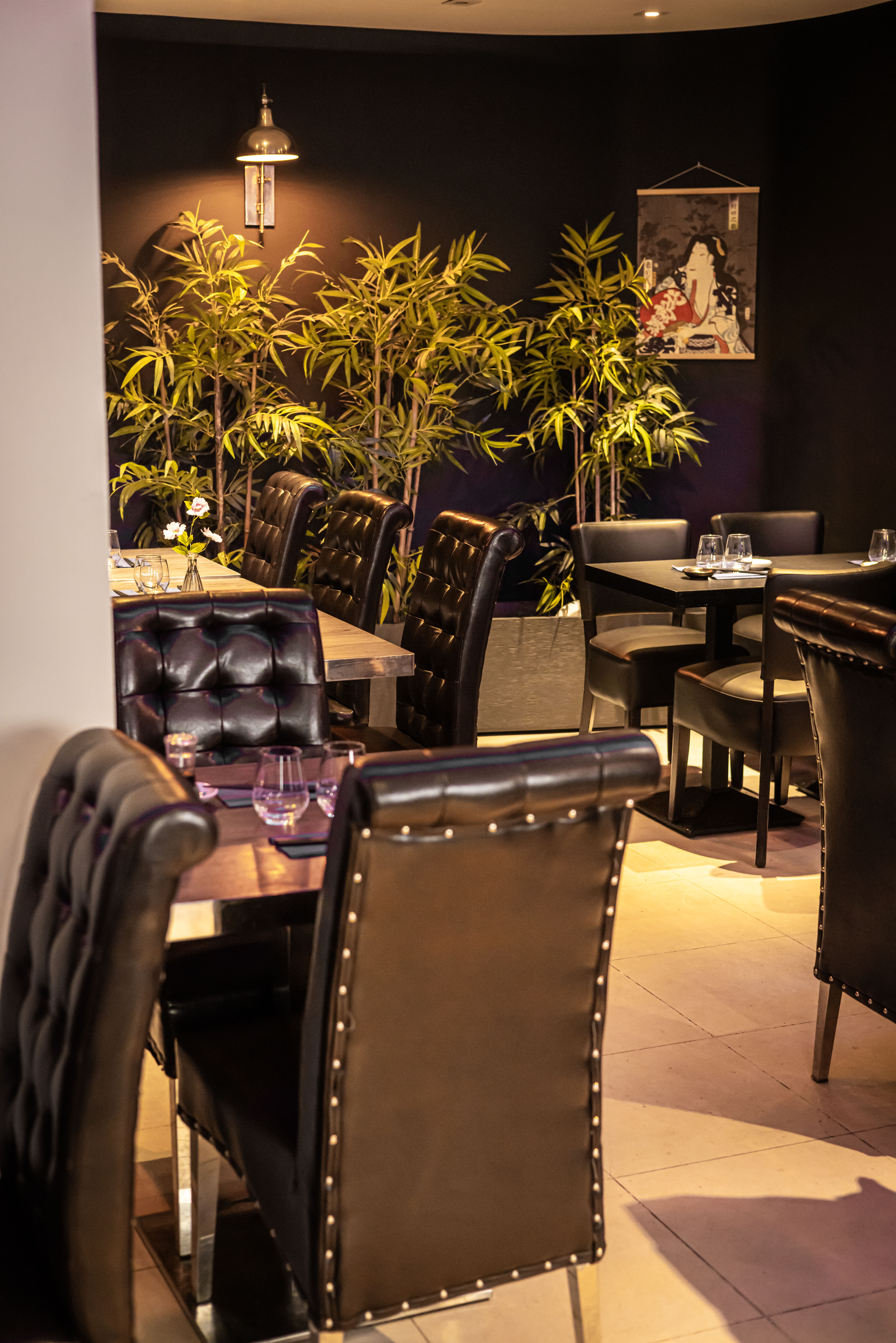 Ambiance tamisée de la salle du restaurant Kanpai Paris
